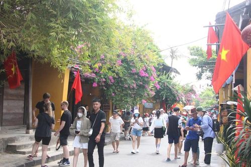 Miền Trung tấp nập du khách