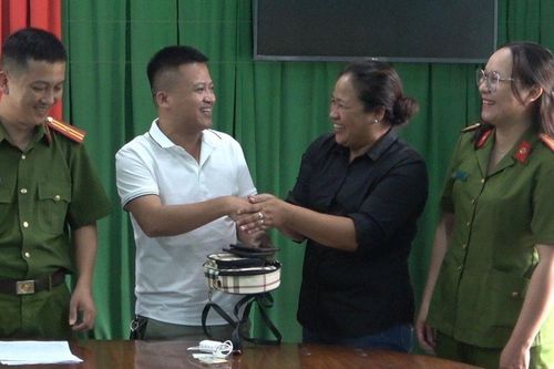 Trao trả lại tài sản cho du khách bị thất lạc tại Huế