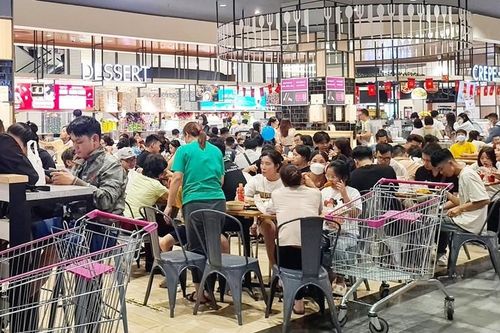 Hình ảnh trung tâm thương mại ở Hà Nội đông nghẹt người dịp lễ 30/4