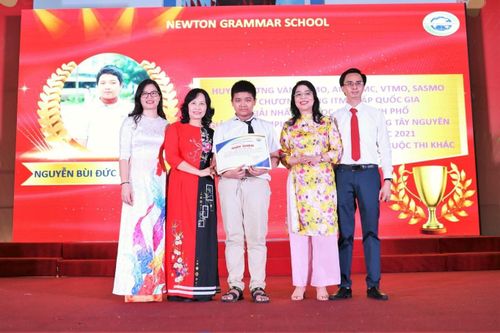 Nam sinh Newton 'có duyên' với các giải thưởng