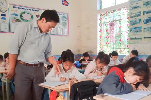 Đồng bộ giải pháp duy trì sĩ số học sinh ở vùng khó