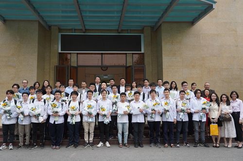 13 học sinh chuyên Khoa học Tự nhiên dự thi Olympic quốc tế