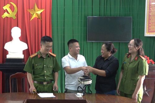 Chủ quán nước trả lại tài sản khách bỏ quên khi du lịch tại Huế