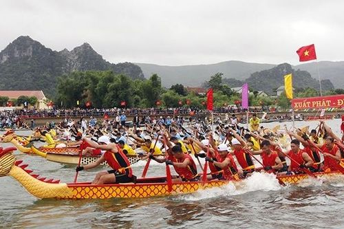 Sôi nổi giải đua thuyền truyền thống mừng ngày hội 'Thống nhất non sông'