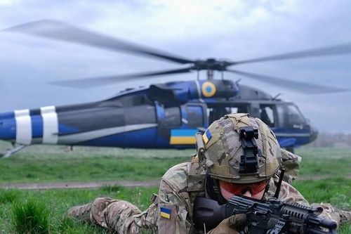 Video lính tình báo Ukraine huấn luyện với trực thăng Mỹ viện trợ