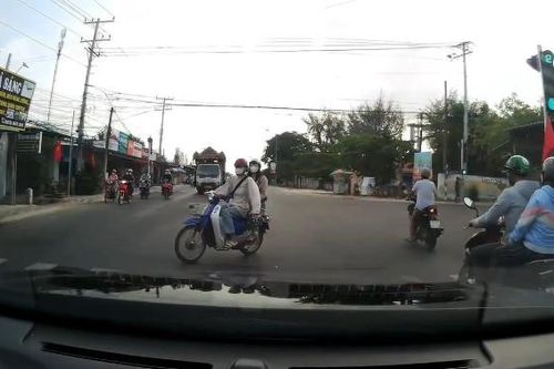 Bình Thuận: Hai học sinh vượt đèn đỏ tạt đầu ô tô suýt gây tai nạn