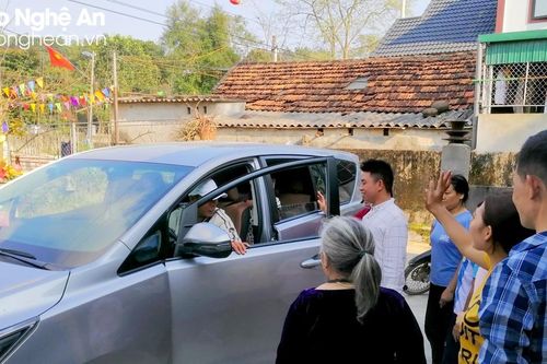 Nhu cầu thuê xe ô tô tăng vọt trong dịp lễ