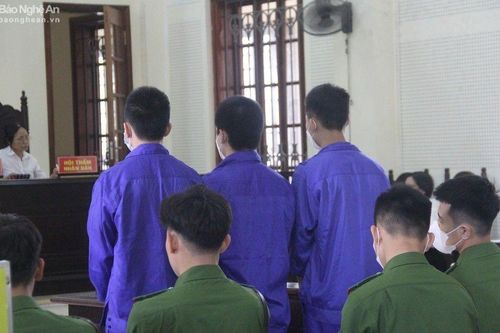 Phụ huynh bật khóc giữa phiên tòa xét xử 3 trẻ vị thành niên phạm tội giết người