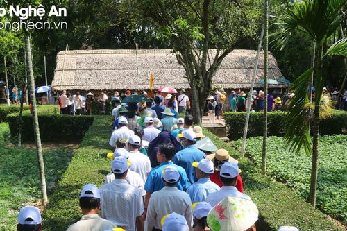 Hàng vạn du khách về thăm quê Bác dịp nghỉ lễ 30/4-1/5