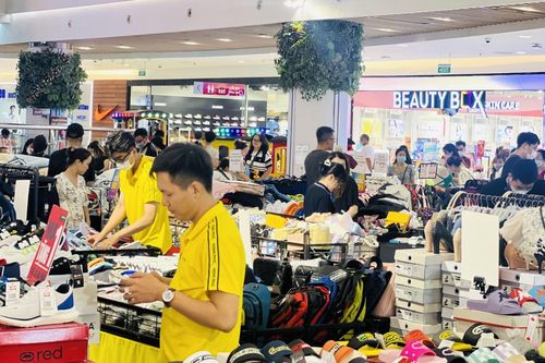 Người dân 'trốn' nắng nóng trong siêu thị, trung tâm thương mại dịp nghỉ lễ