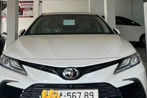 Choáng với xe Toyota Camry biển đẹp 'san bằng tất cả' có giá ngang một căn nhà
