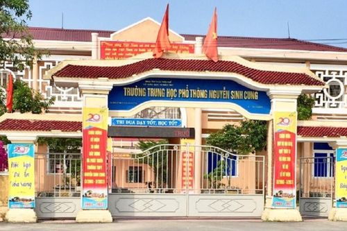 Một trường THPT cho học sinh nghỉ trước lễ... để giáo viên đi chơi biển