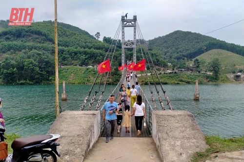 Khu du lịch bản Mạ thu hút đông du khách ngày nghỉ lễ