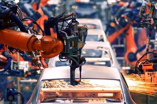 Các nhà cung cấp chịu áp lực lớn khi xoay trục theo sự bùng nổ của xe điện