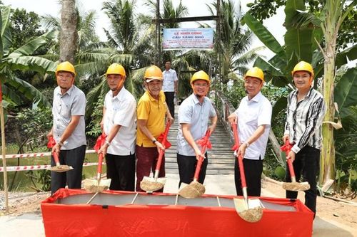 Đoàn diễn viên, nghệ sĩ tặng quà, xây cầu với tổng trị giá gần 500 triệu đồng
