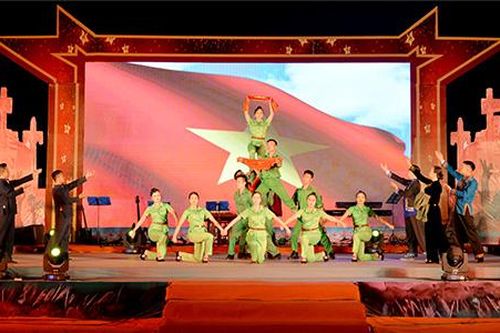 Biểu diễn nghệ thuật chào mừng kỷ niệm ngày 30/4 và 1/5