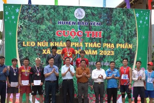 Trên 100 vận động viên tham gia cuộc thi leo núi khám phá thác Phạ Phân
