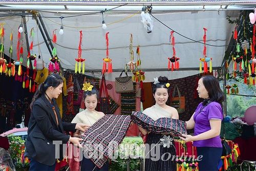 Sặc sỡ phiên chợ thổ cẩm