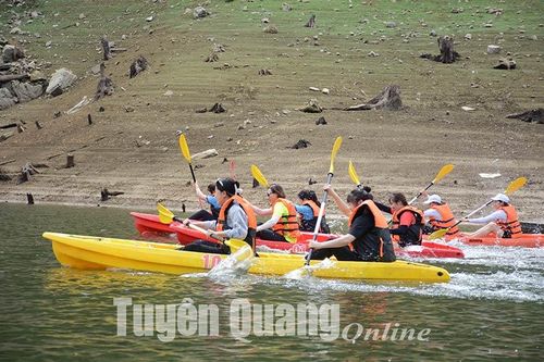 Giải đua thuyền Kayak trên hồ Bản Cài