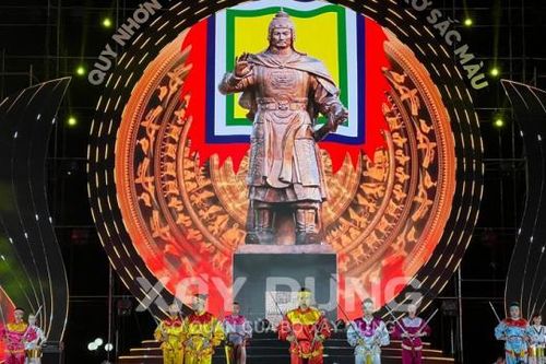 Bình Định: Hàng ngàn người dân và du khách thưởng thức 'Quy Nhơn – Thiên đường biển – Rực rỡ sắc màu'