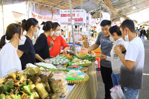 Hàng triệu lượt du khách đến với các lễ hội ở miền Tây