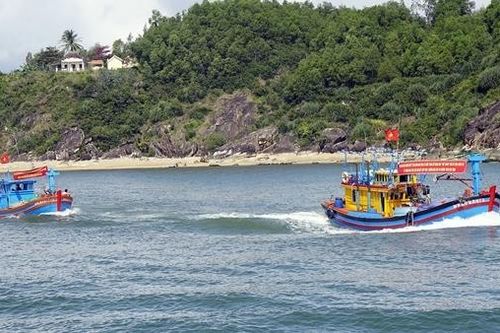 Ngư dân miền Trung vững vàng vươn khơi
