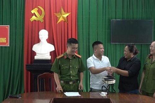 Trao trả lại tài sản bị thất lạc cho du khách