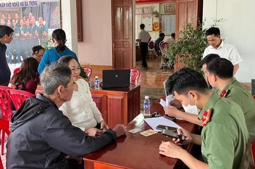 Gác nghỉ lễ, tận dụng 'thời gian vàng' để cấp căn cước cho người dân