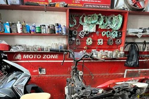 Công an TPHCM đồng loạt kiểm tra các 'lò' nghi độ chế xe cho quái xế