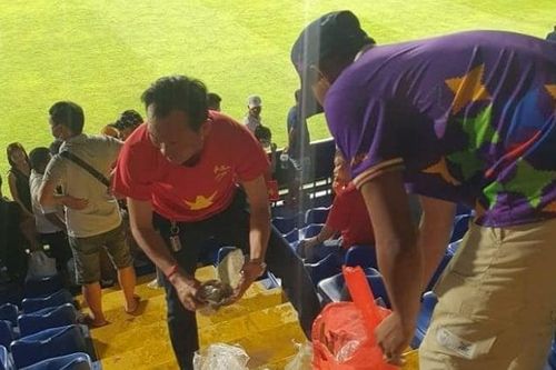 CĐV Việt Nam và Lào rủ nhau dọn rác trên khán đài