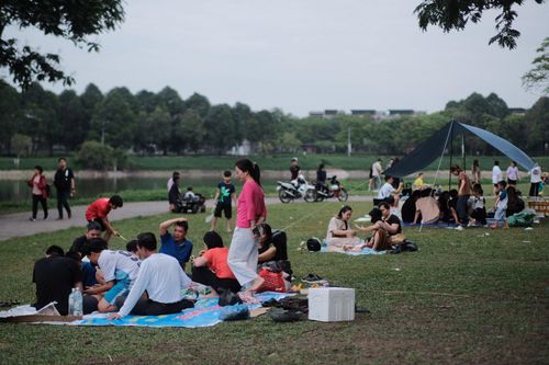 Hà Nội: Người dân đổ về công viên Yên Sở cắm trại dịp nghỉ lễ