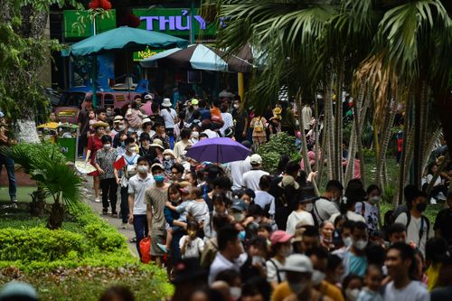 Ngộp thở giữa biển người đổ về công viên Thủ Lệ ngày 1/5