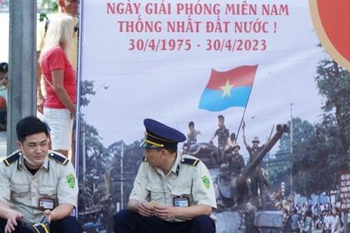 Những người không nghỉ lễ giữa Thủ đô