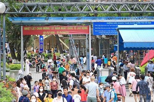 Cận cảnh các điểm vui chơi đông nghịt khách dịp nghỉ lễ 30/4 – 1/5