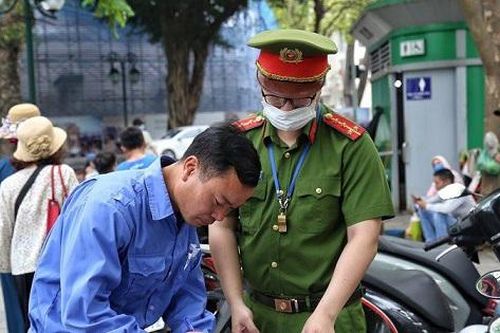 Xử phạt bãi xe tự phát tại điểm trải nghiệm miễn phí bus 2 tầng