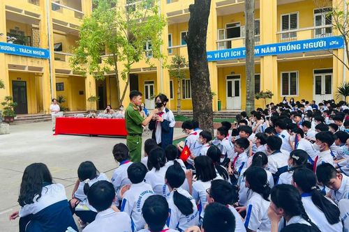 Hơn 1.000 thày và trò được trang bị kỹ năng phòng chống thương tích, hỏa hoạn, đuối nước