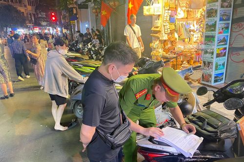 'Nhìn mặt khách' để tăng giá vé gửi xe vào hồ Hoàn Kiếm, nhân viên trông giữ 'tranh thủ' kiếm thêm