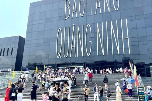 Lượng khách đến Quảng Ninh trong dịp nghỉ lễ cao vượt dự kiến