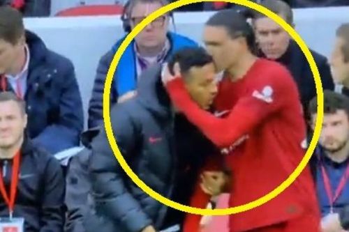 Thiago chỉ đạo Nunez khiến HLV Klopp ngỡ ngàng