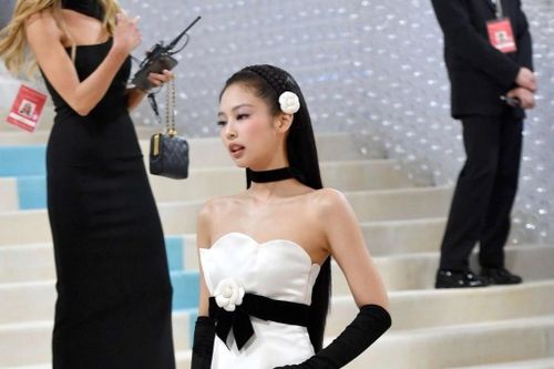 Jennie (BlackPink) và dàn mỹ nhân gợi cảm trên thảm đỏ Met Gala 2023