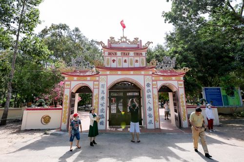 Ghé thăm Dinh Thầy Thím dịp lễ