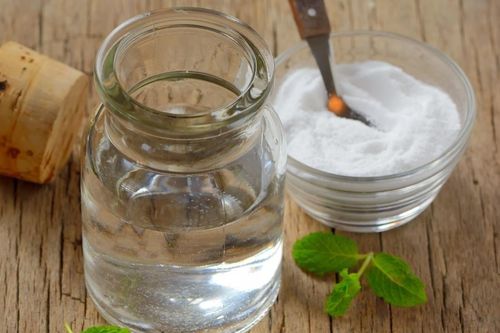 Dùng nước muối vệ sinh vùng kín có tốt không?