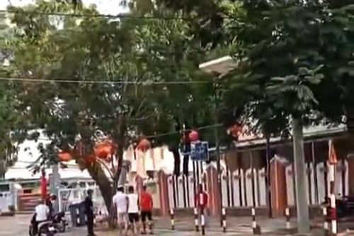 Phú Quốc: Thực hư clip nhóm thanh niên cầm dao đi vào trụ sở UBND xã