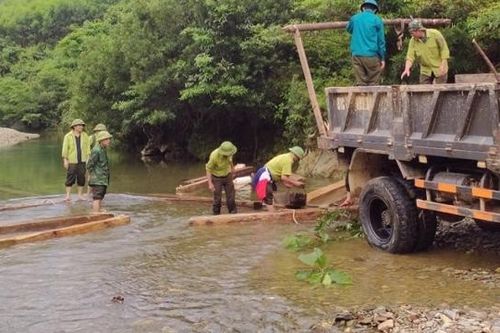 Hà Tĩnh: Phát hiện 30 hộp gỗ xẻ 'vô chủ' dưới suối Rào Giàng