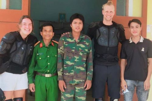 Người dân và Công an hỗ trợ hai du khách Hà Lan tìm nhanh tài sản bị đánh rơi