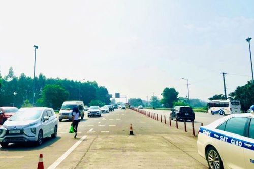 Nhiều chủ phương tiện không đủ tiền trong tài khoản thu phí gây ùn tắc