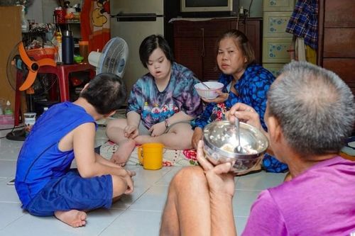 Mẹ 60 tuổi nuôi các con bại não, bệnh Down: 'Con mình, sao bỏ được!'