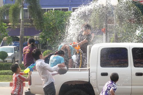 Ướt sũng với Boun Pi May