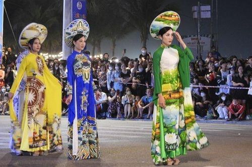 Đêm hội Carnaval Hạ Long rực rỡ sắc màu bên bờ di sản thiên nhiên thế giới