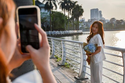 Giới trẻ vui chơi, ngắm hoàng hôn ngày nghỉ lễ bên hồ Tây